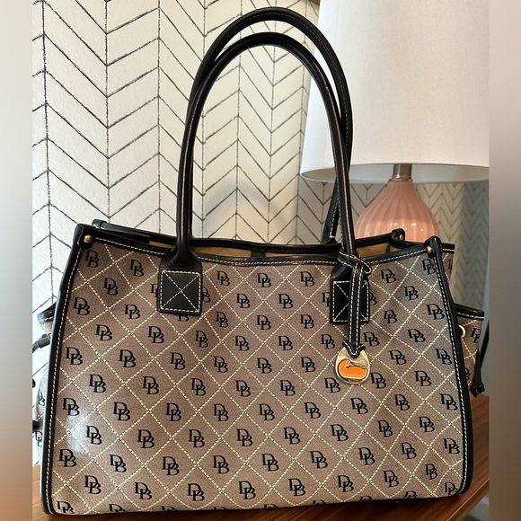 💝 Dooney & Bourke Gorgeous Bag. Beautiful monogram in brand new condition 💝 - Picture 5 of 7